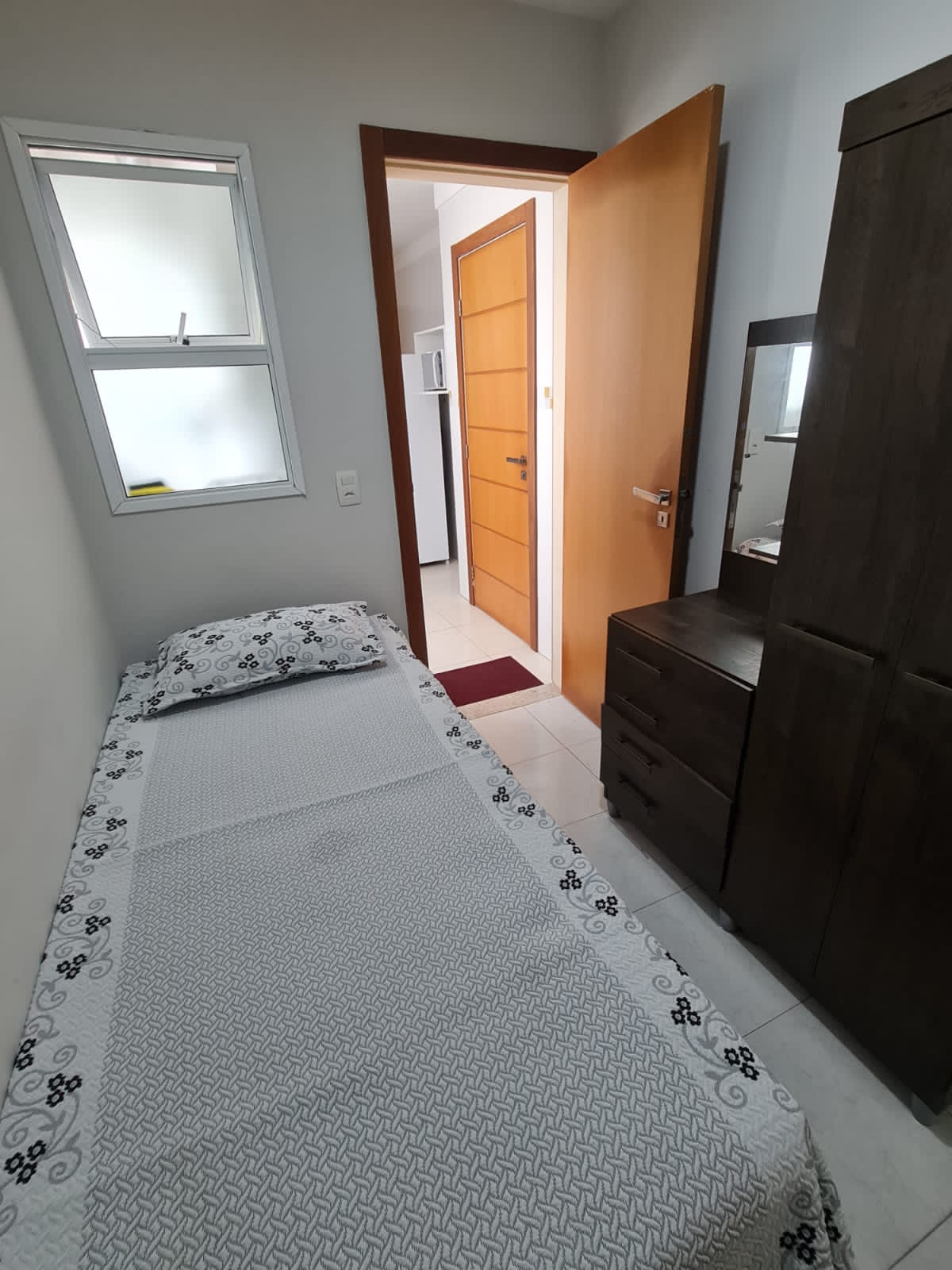 卧室-依靠一张单人床和一个卫生间。