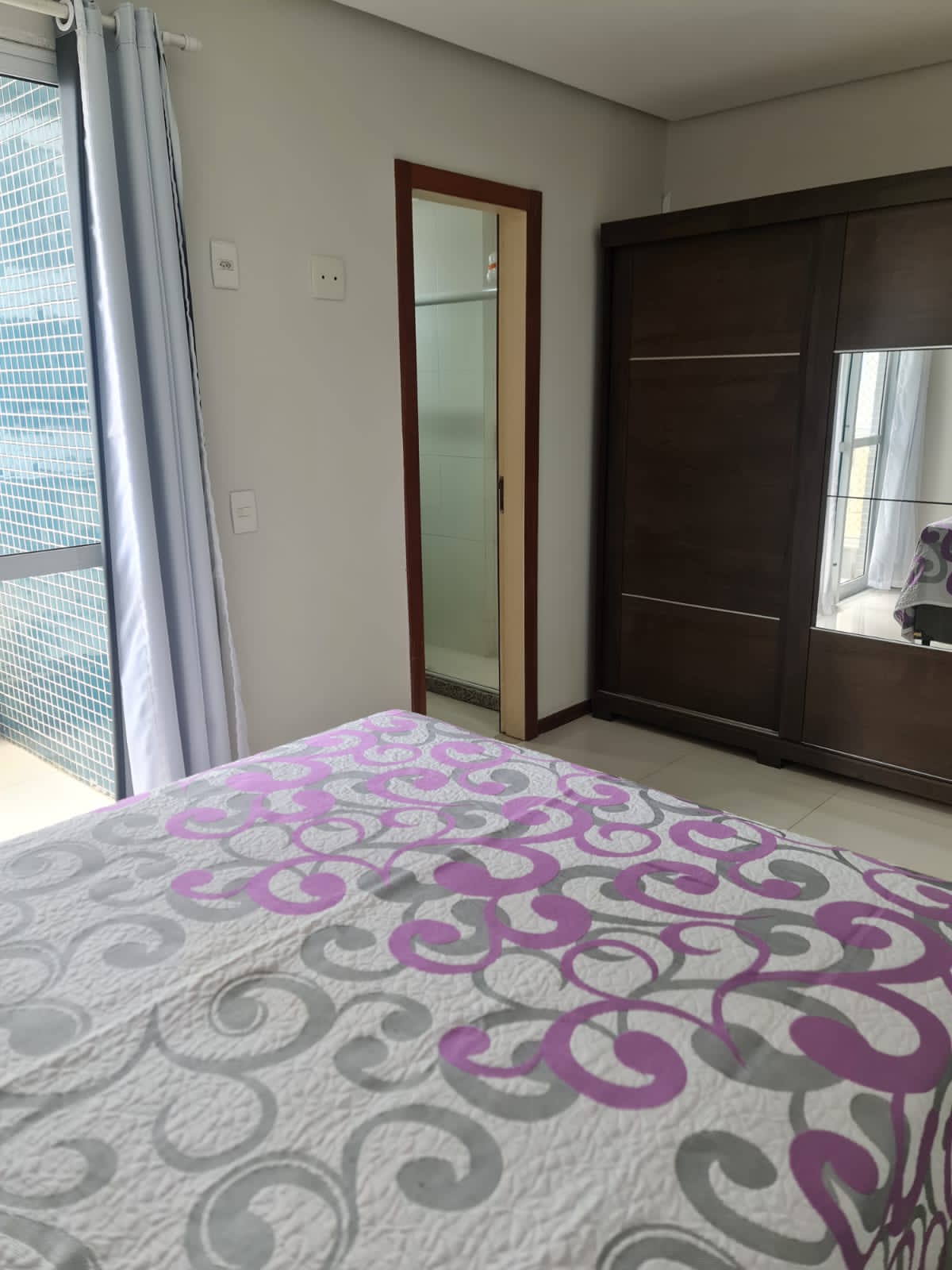 第一间卧室-配有套房、一张双人床和一个阳台。