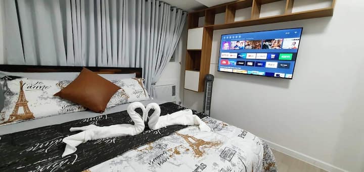 Guest room with 55' Smart TV with wifi connection