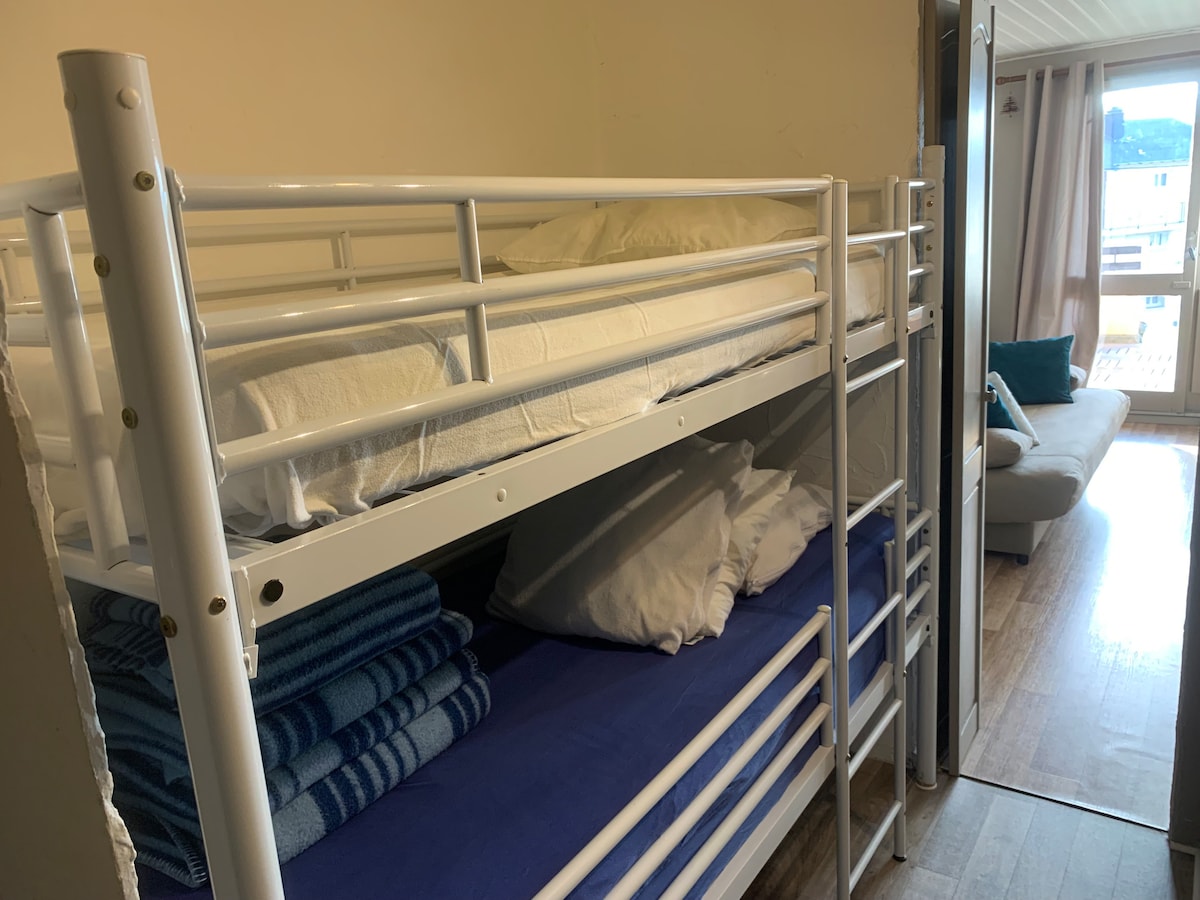 Camas con protector de colchón y cobijas. No se proporcionan sábanas.