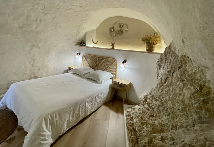 Chambre à coucher avec lit en 140et une armoire. 