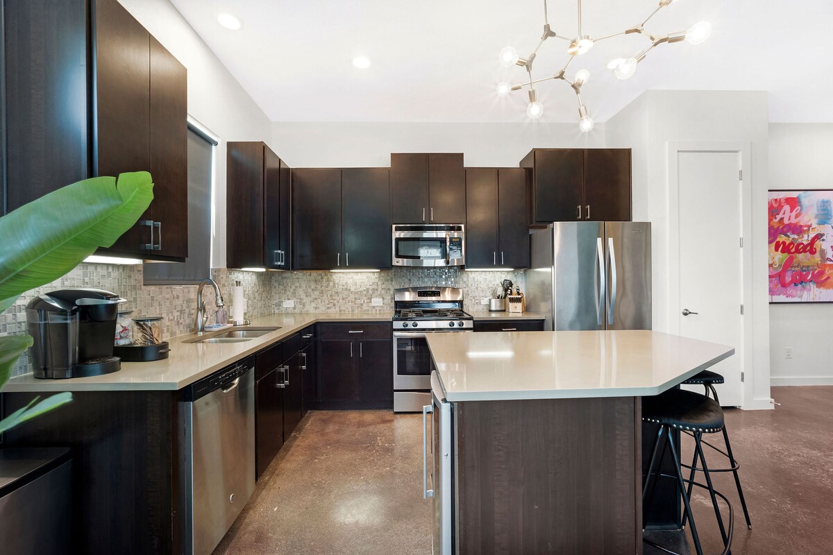 Top Airbnb: NEW! Casa Vallos, Downtown w/ Private Garage in Lone Star