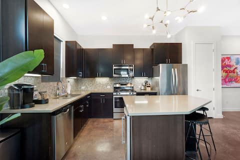 Top Airbnb: NEW! Casa Vallos, Downtown w/ Private Garage in San Antonio