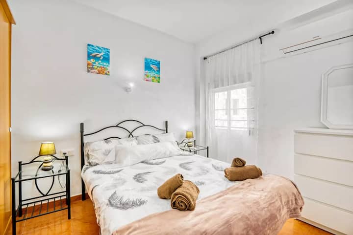 Dormitorio con cama de 150