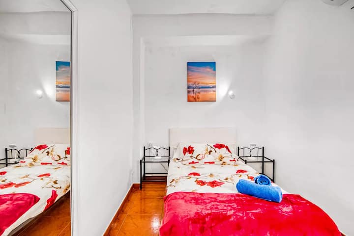 Dormitorio con cama de 105