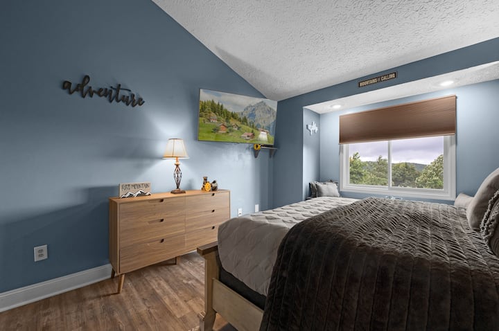 Трети апартамент с прилежаща баня с легло в пълен размер и две единични легла за децата, това е идеалното място за децата да разполагат със собствено помещение и баня. Разполага с 55 - инчов смарт телевизор за всички нужди за гледане или игрални системи. 