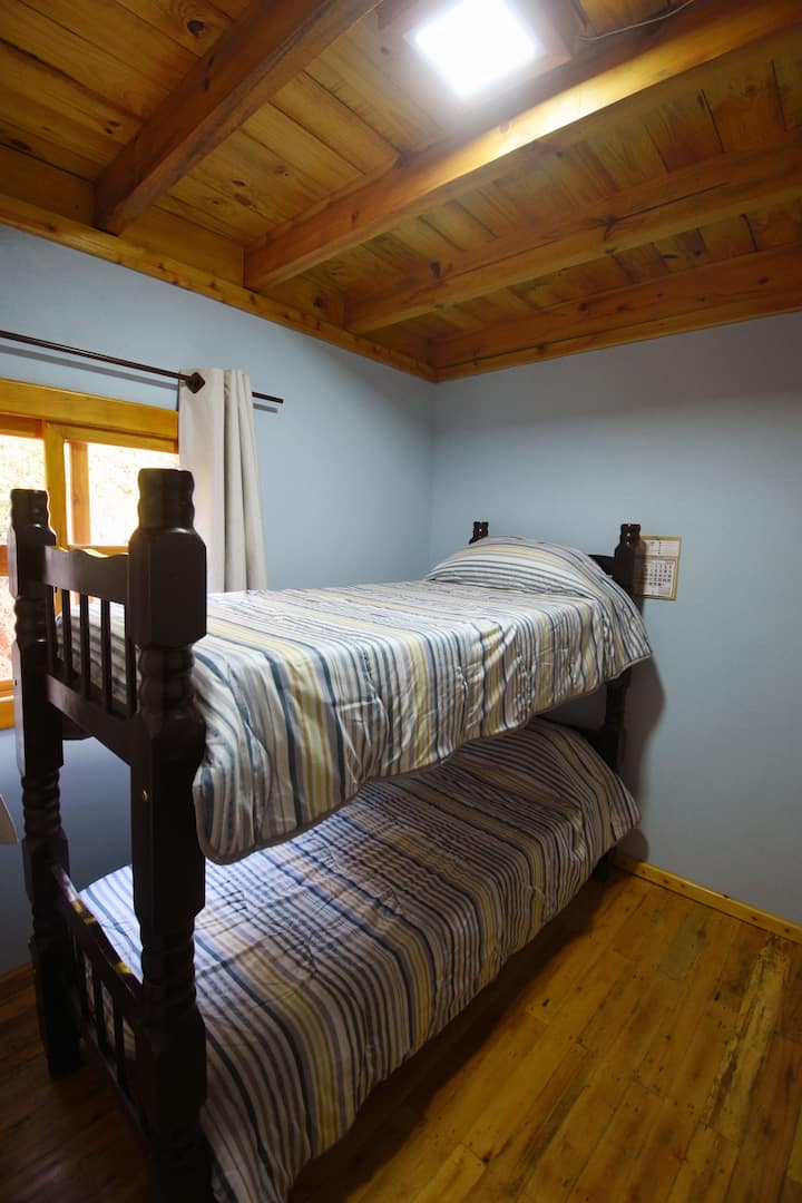 חדר שינה יחיד עם מיטת קומותיים