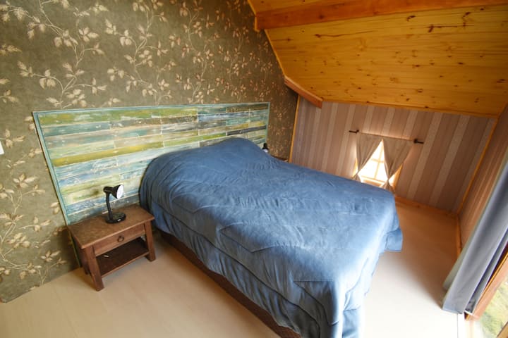 חדר שינה זוגי, נעים, מחומם על ידי תנור חימום ושקיעה... נוף יפהפה של הר מנטיקירה.