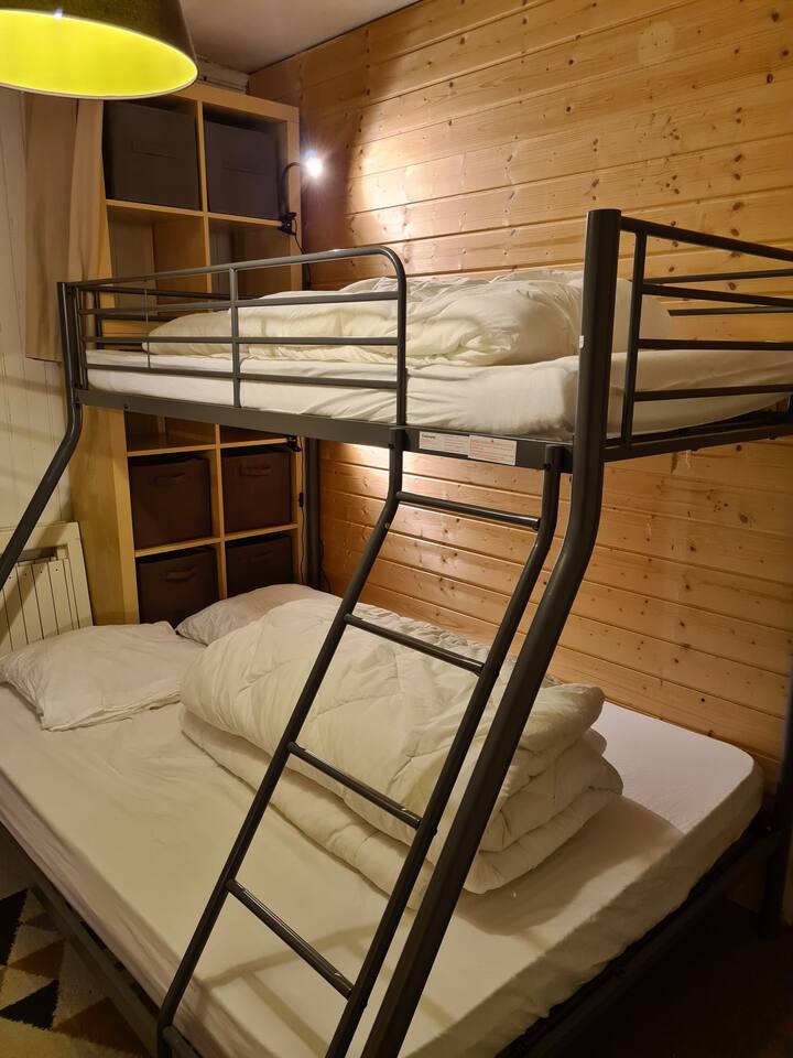 Un des lits superposés de la chambre de dimension 140x190 en bas et 90x190 en haut.
Couettes et oreillers sont fournis mais pensez à prendre vos taies d'oreiller, draps et housses de couette.