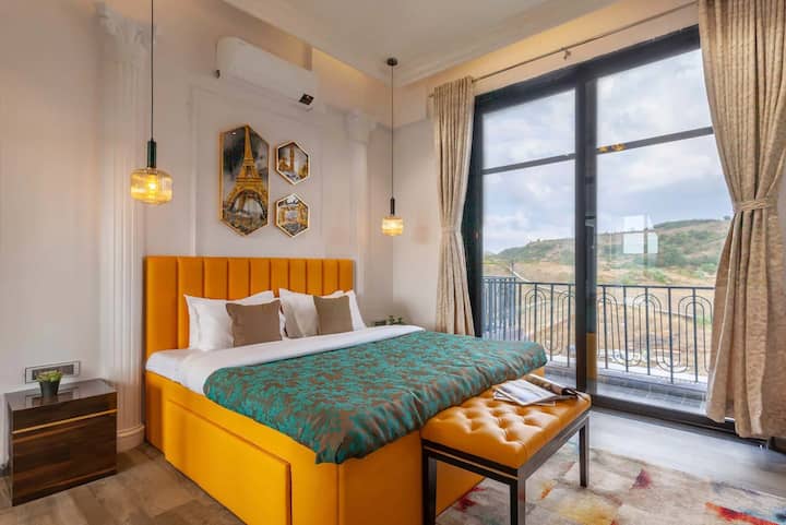There are 4 well-furnished bedrooms with modern-chic interiors with comfortable and plush furnishings. 2 on the ground floor and 2 on the first floor.