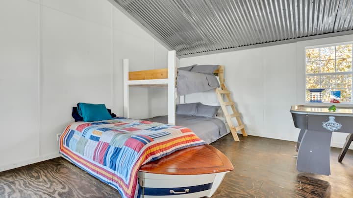 Chumba cha michezo kina vitanda vya ghorofa na kitanda kizuri cha boti.  Nafasi kwa kila mtu!