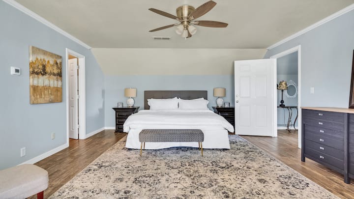 Ghorofa ya juu ya King iliyo na chumba cha kulala