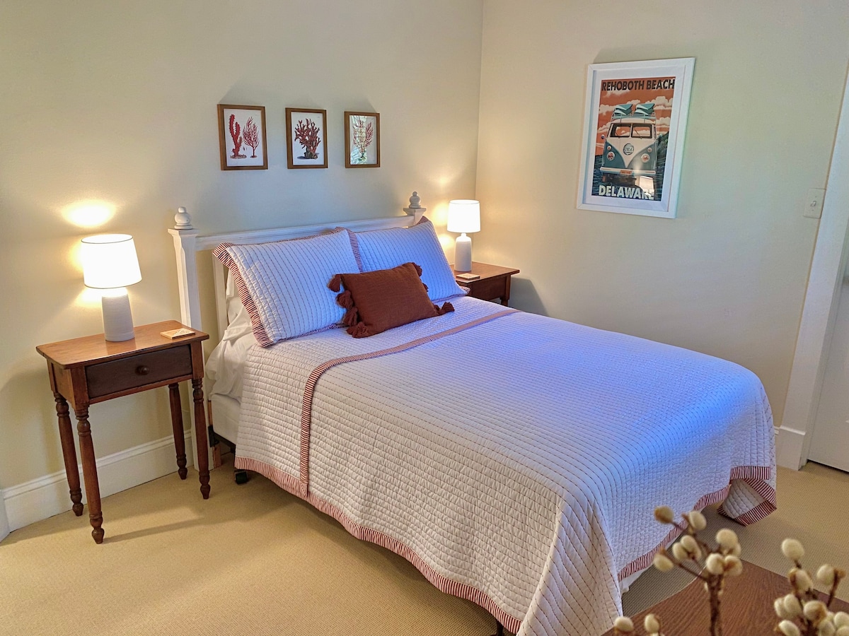 Chumba cha kulala cha wageni kilicho na kitanda cha watu wawili.