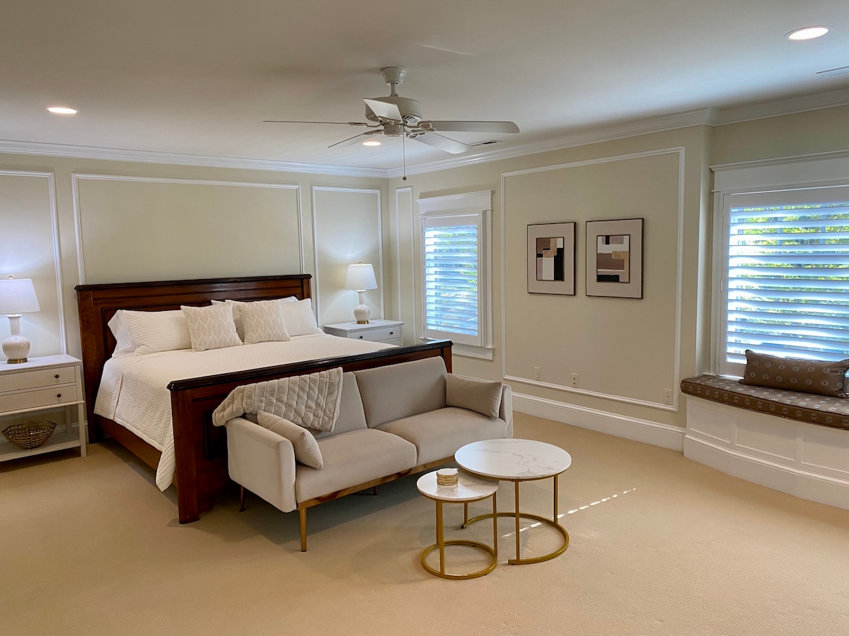 Chumba kikubwa cha kulala kilicho na kitanda cha mfalme na sofa ndogo ambayo inakunjwa gorofa (nzuri kwa watoto).