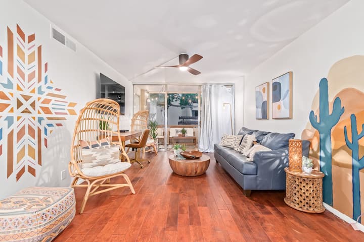 Soggiorno luminoso e luminoso con divertenti murales dell'Arizona e cursore sul patio coperto.