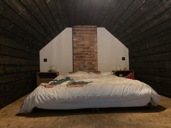 Cama doble en el ático.