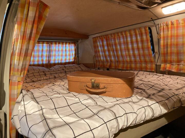 Área para dormir en el autobús.
