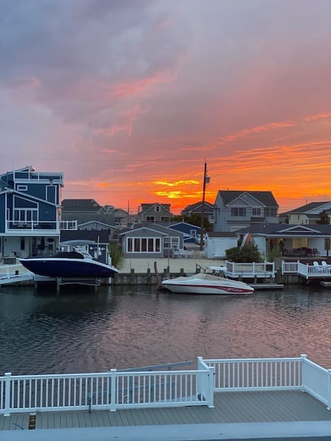 Adorable 3 bedroom 1 bath cottage on a lagoon