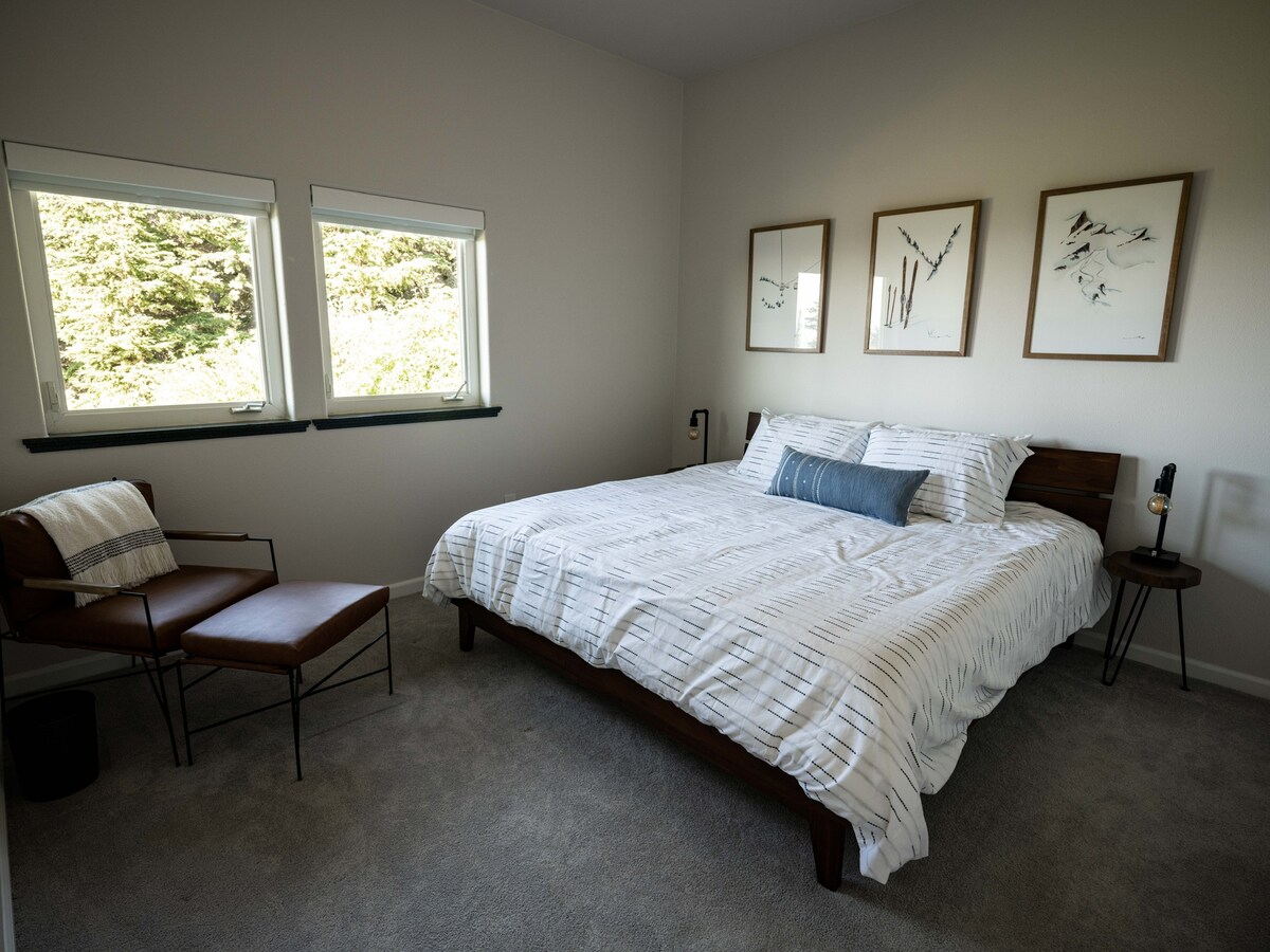 Spálňa č.2 má manželskú posteľ, šatník a výhľad na hory.  Zatemňovacie závesy na všetkých oknách spálne.