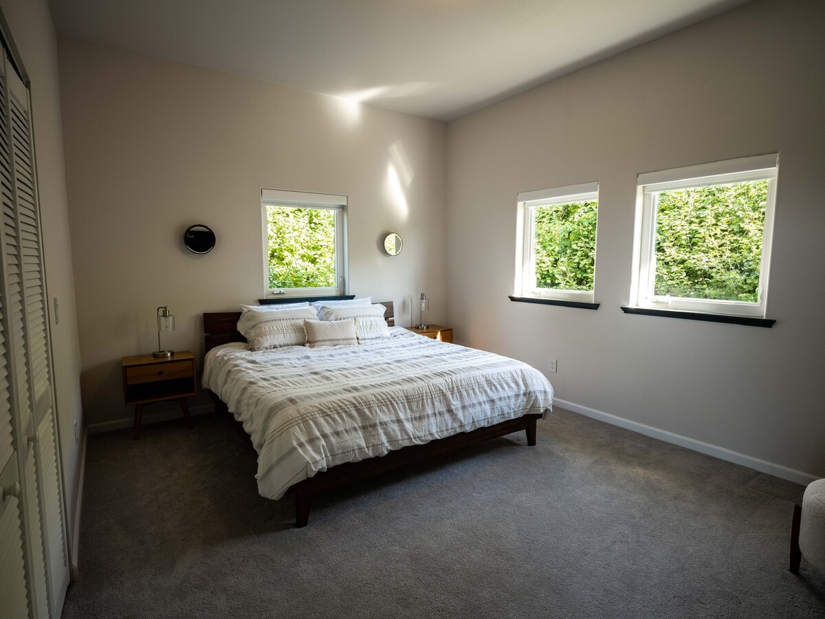 Spálňa č.1 je väčšia spálňa s manželskou posteľou King a výhľadom na les.  Zatemňovacie závesy na všetkých oknách spálne.