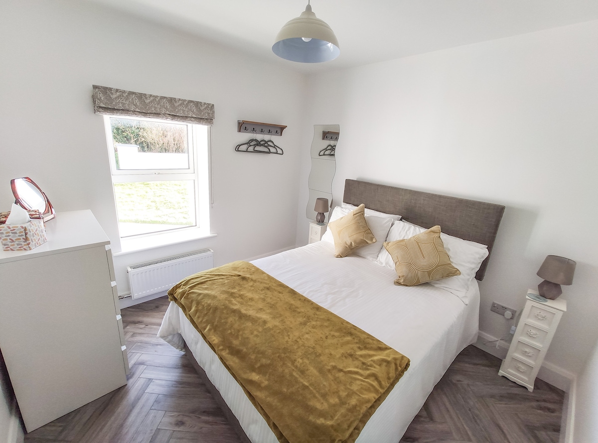 غرفة نوم في الطابق السفلي