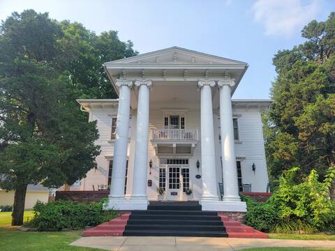 The Great House of Galesburg including 4 bedrooms