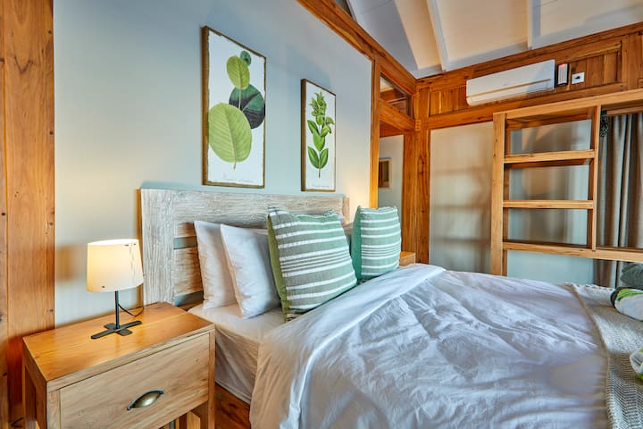 Green Room I En Suite with Queen Bed / AC / Fan / Emergency Light