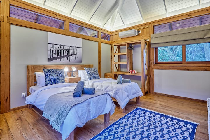 Blue Room I En Suite with King Bed or 2 x Single Beds I Peace & Quiet of the back room ( AC / Fan / Emergency Light )