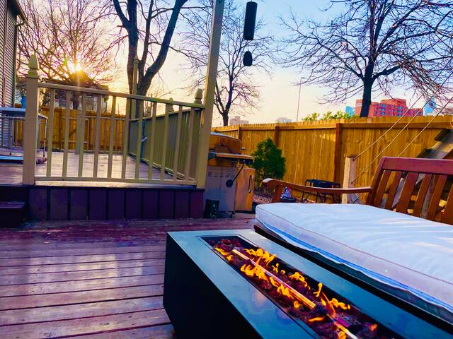 City Oasis Awaits Cozy DT Home With Hot Tub Viking gallery image 4