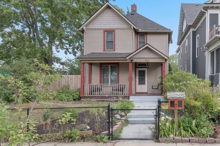 City Oasis Awaits Cozy DT Home With Hot Tub Viking gallery image 5