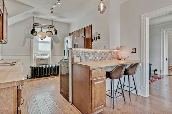 City Oasis Awaits Cozy DT Home With Hot Tub Viking gallery image 2