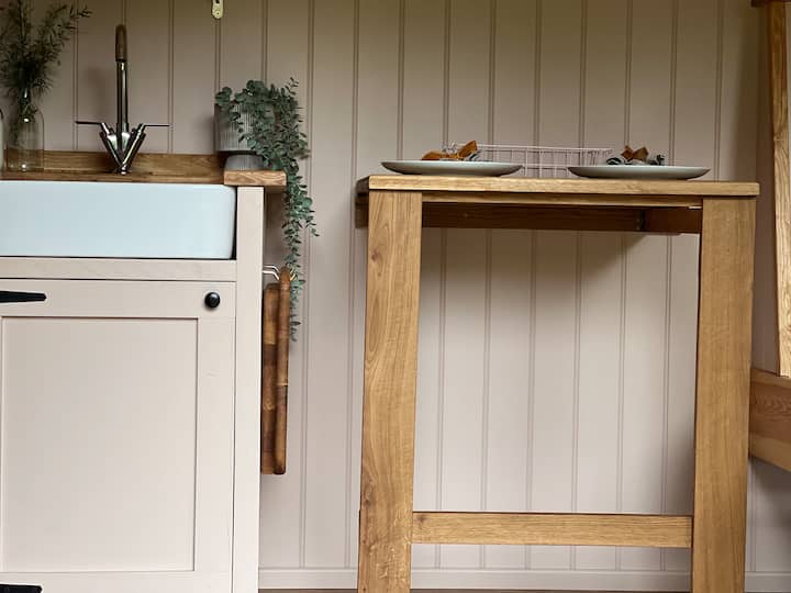 Delightful And Stylish Shepherd Hut - Cotswolds