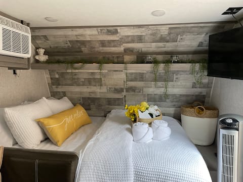 Amazing Mountain Views in Private 4 Bed 1 Bath RV