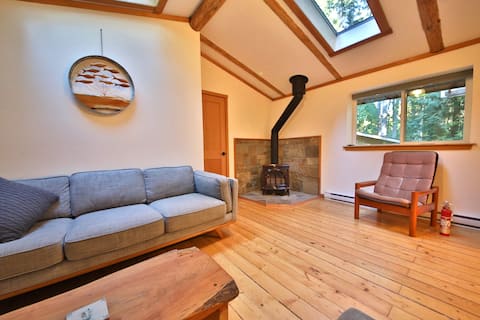 Successful Airbnb property: Owl's Nest Cabin in Saltspring Island