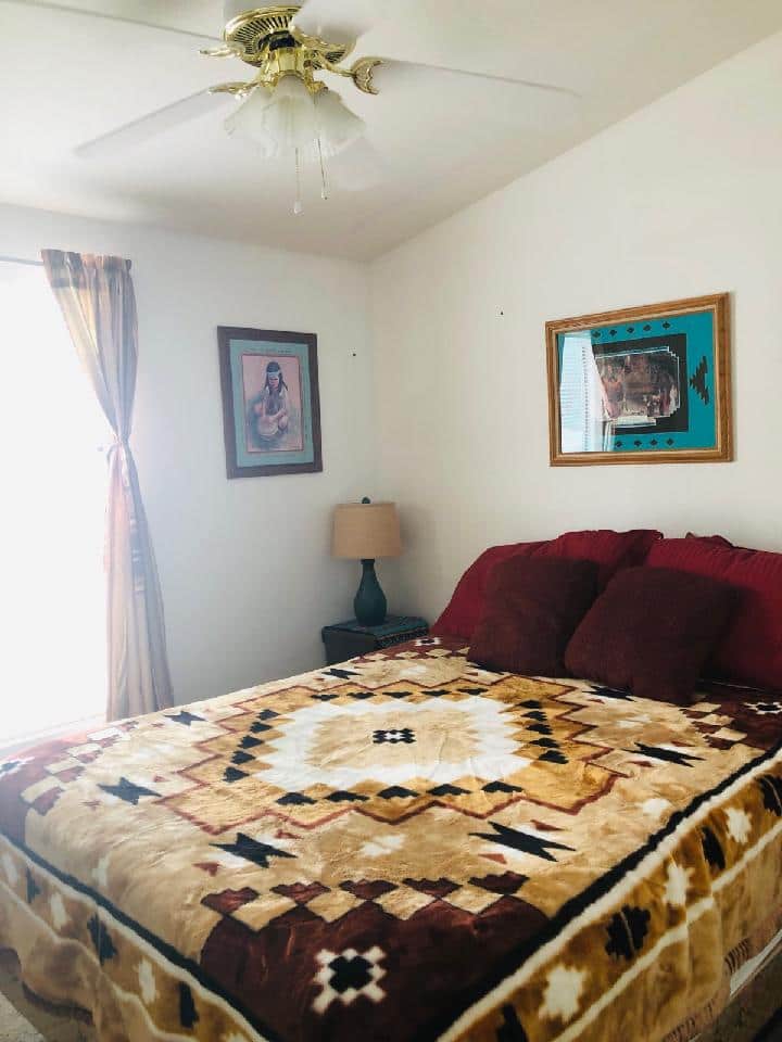 ห้องนอนที่ 2 พร้อมเตียงควีนไซส์ที่อบอุ่นและพื้นที่ตู้เสื้อผ้ามากมาย