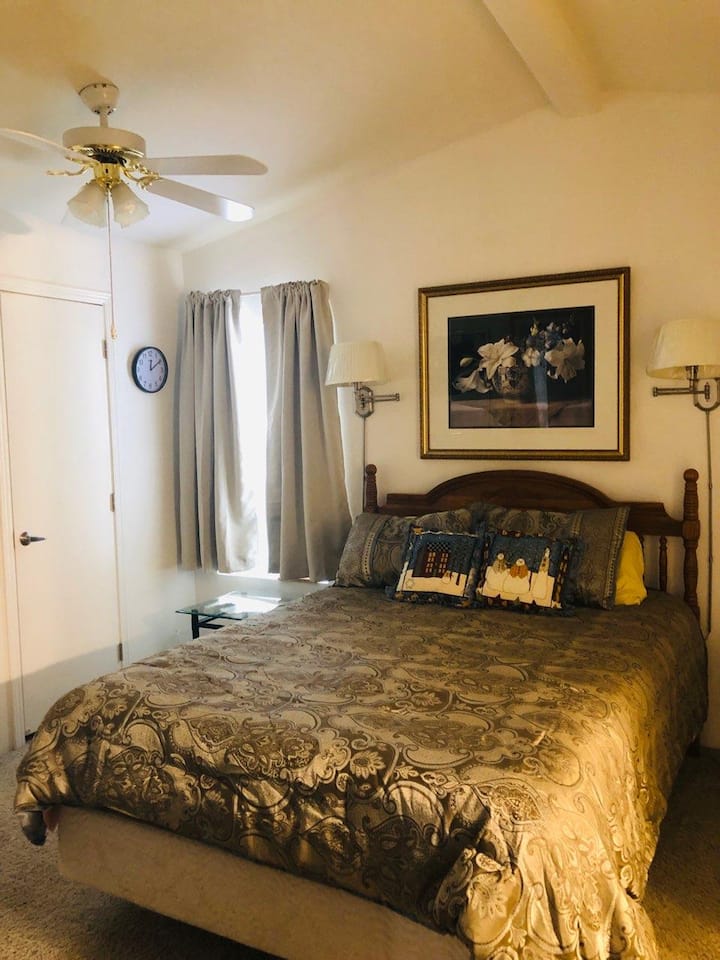 ห้องนอนใหญ่ที่อบอุ่นพร้อมตู้เสื้อผ้ามากมายและอ่างอาบน้ำเต็มรูปแบบส่วนตัวที่อยู่ติดกัน