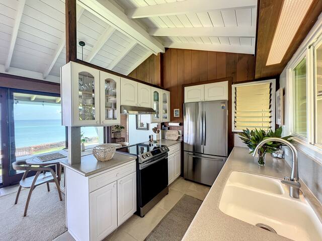 North Shore Beachfront Retreat gallery image 5