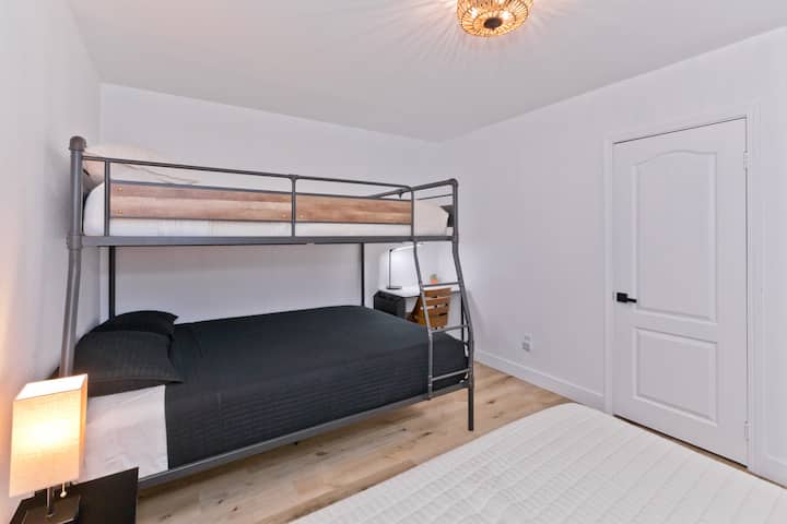 سرير بطابقين (بحجم كوين في الأسفل وممتلئ في الأعلى. 