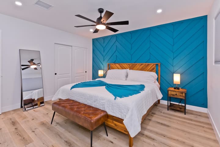 غرفة نوم رئيسية - سرير كينج وسرير أطفال ومرآة كاملة للجسم وحمام كامل خاص. 