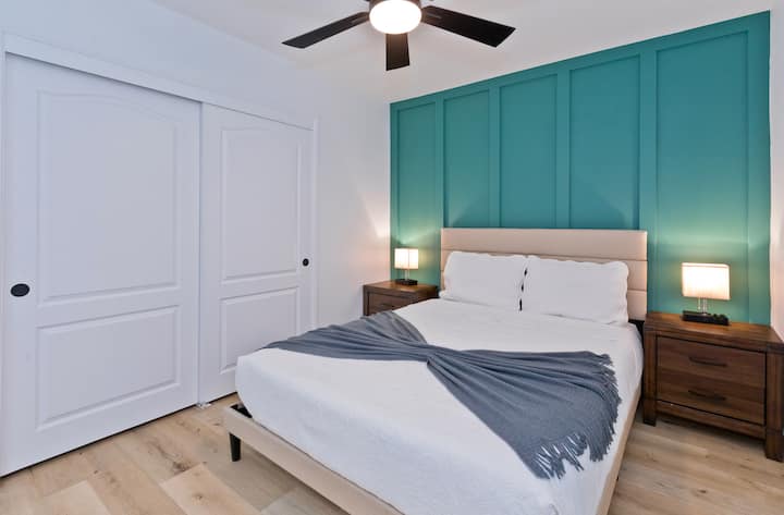 سرير كوين - مساحة خزانة كبيرة ومرآة لكامل الجسم ومساحة عمل مخصصة. 