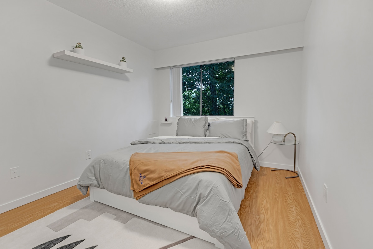 Cozy & Trendy 1-Bedroom Condo with Parking