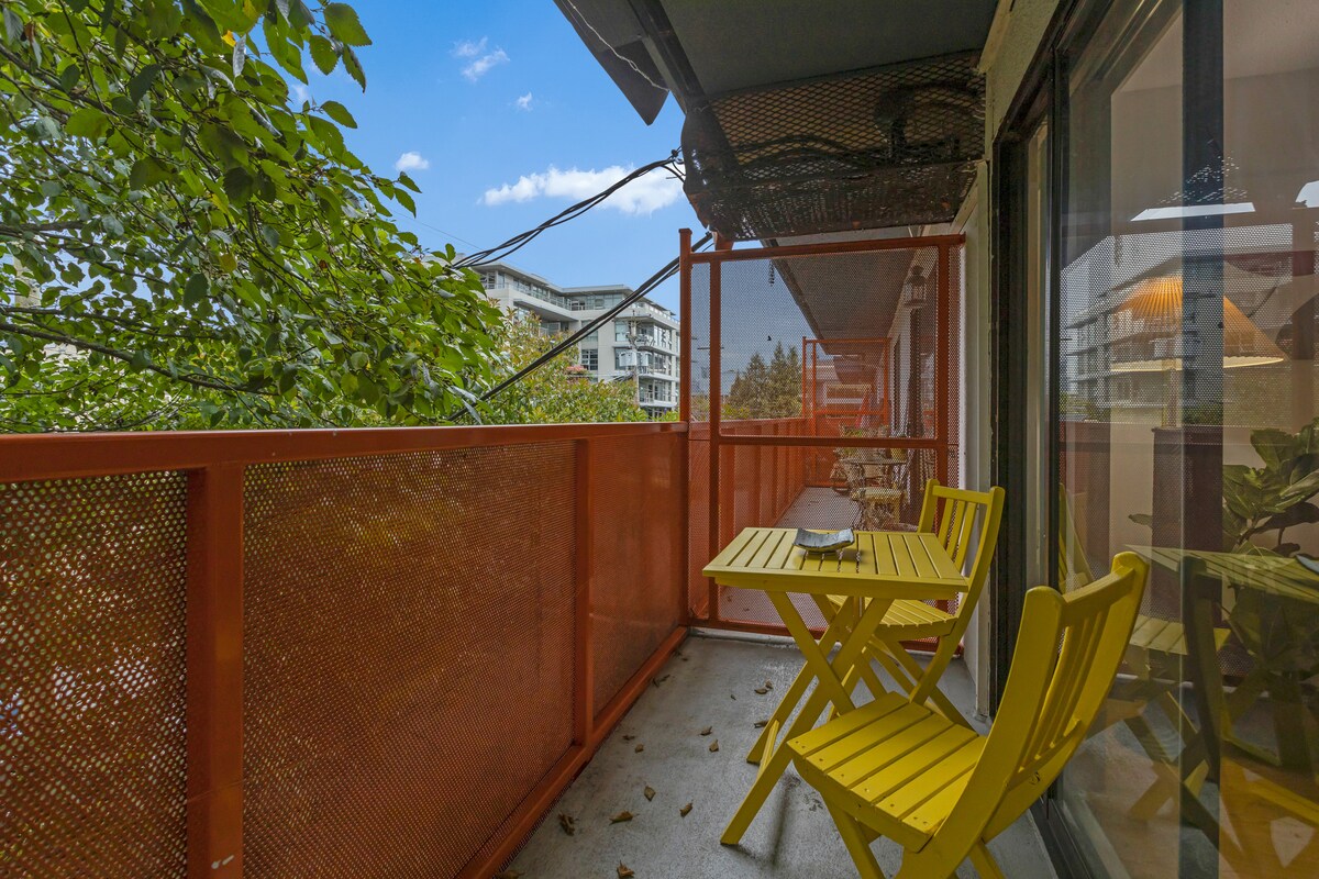 Cozy & Trendy 1-Bedroom Condo with Parking