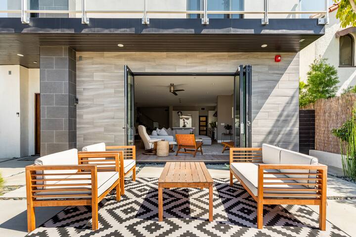 Luxury Modern Beach Retreat-block to beach/dining! gallery image 2