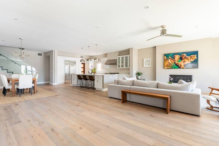 Luxury Modern Beach Retreat-block to beach/dining! gallery image 4