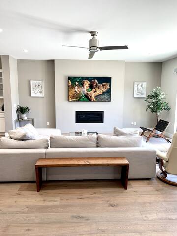 Luxury Modern Beach Retreat-block to beach/dining! gallery image 5