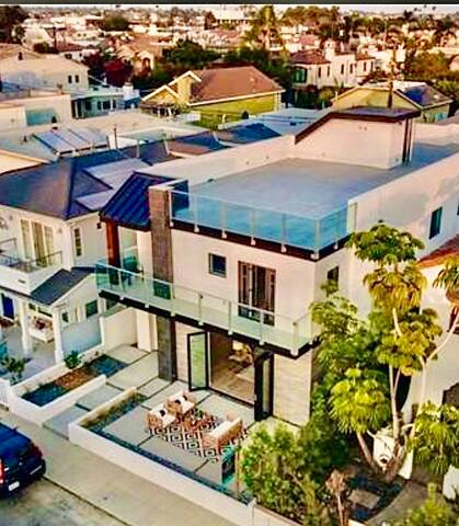 Luxury Modern Beach Retreat-block to beach/dining! gallery image 3