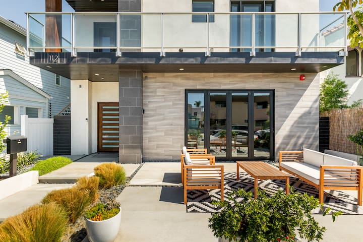 Luxury Modern Beach Retreat-block to beach/dining!