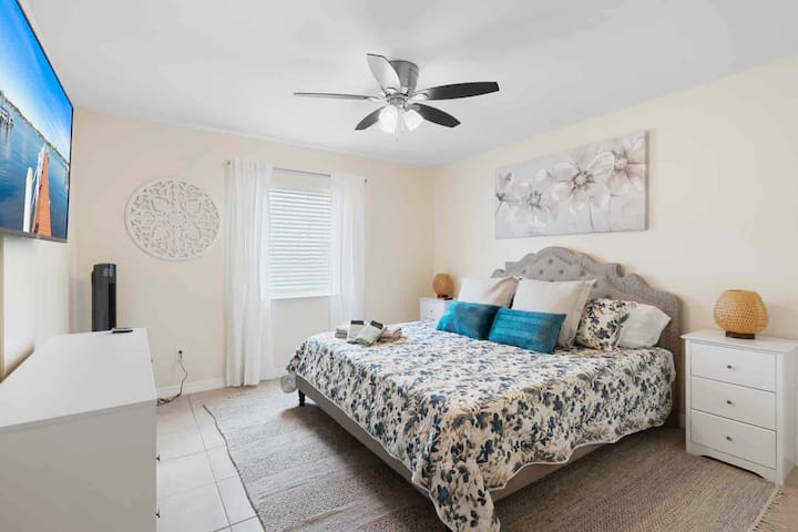 Delicie-se com o luxo no nosso quarto king do Airbnb em Pensacola. Relaxe com uma cama king size e desfrute de entretenimento personalizado na Smart TV Roku. Experimente o auge do conforto – reserve agora para um retiro real! #PensacolaStay