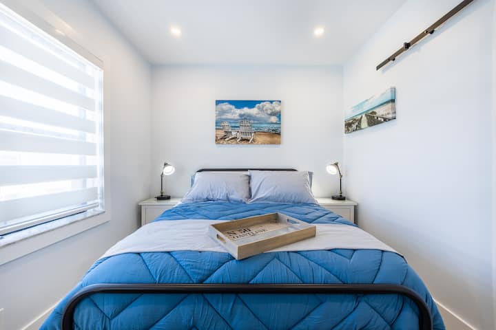 Dhoma e gjumit ka një krevat të ri dopio "queen" dhe një televizor 40"për t 'u çlodhur. Çdo abazhur ka një karikues me valë dhe portë karikimi me USB për ta bërë karikimin pranë krevatit të lehtë. Tavolina ka gjithashtu një shirit elektrik për laptopin dhe një karrige tavoline. 