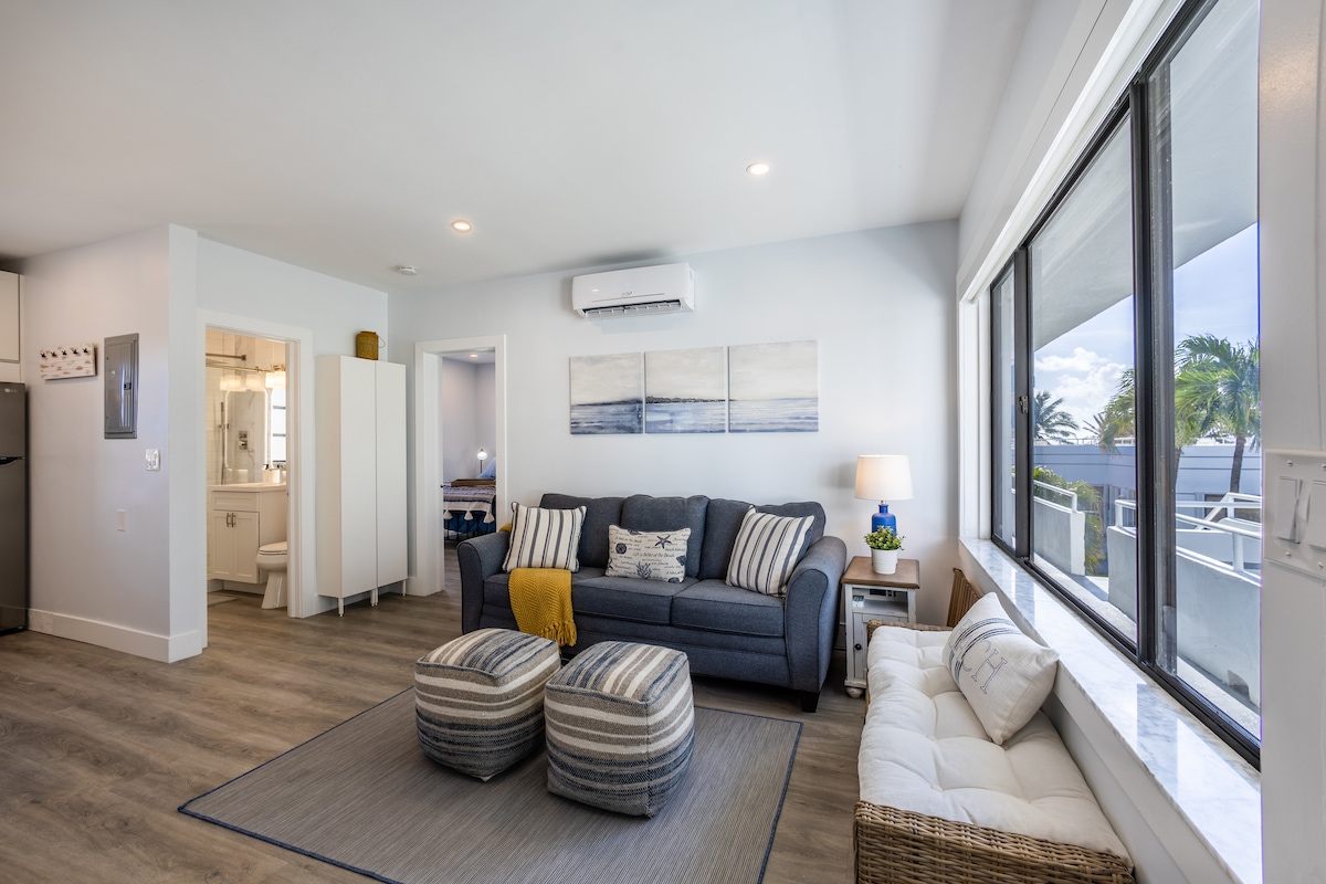 Le logement offre tout ce dont vous avez besoin pour un week-end ou un mois. Idéal pour couple, et jusqu'à trois adultes ou deux adultes et 2 enfants.  L'armoire d'angle contient des serviettes de bain supplémentaires, des serviettes de plage, des entrées de lessive et des outils de nettoyage.